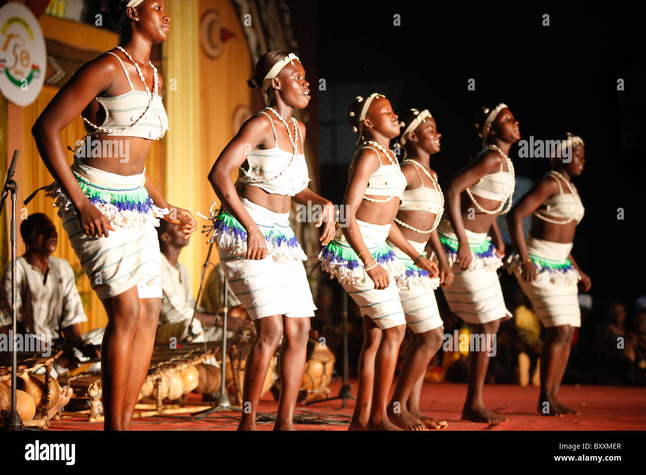 Der 12. alle zwei Jahre stattfindende Salon International de l'Artisanat de Ouagadougou (SIAO) in Burkina Faso begrüßte Tänzer und Musiker. Stockfoto