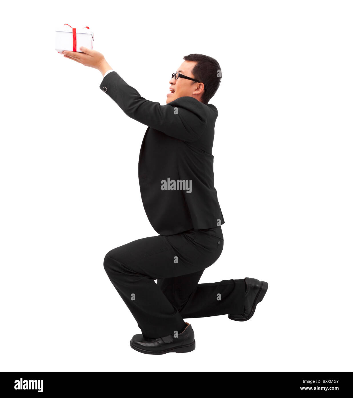 Mann am Knie, ein Geschenk an jemanden Stockfoto