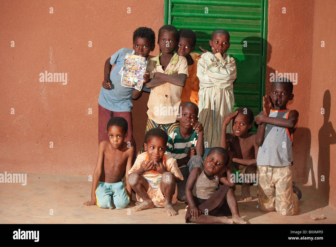 Kinder Line-up für eine nächtliche Foto in Djibo im nördlichen Burkina Faso. Stockfoto