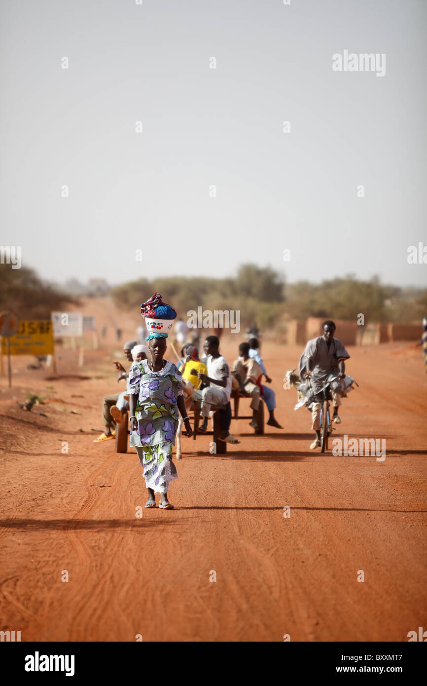 Menschen aus den Dörfern rund um die Region kommen Djibo Mittwoch Wochenmarkt im nördlichen Burkina Faso zu kaufen und zu verkaufen waren. Stockfoto