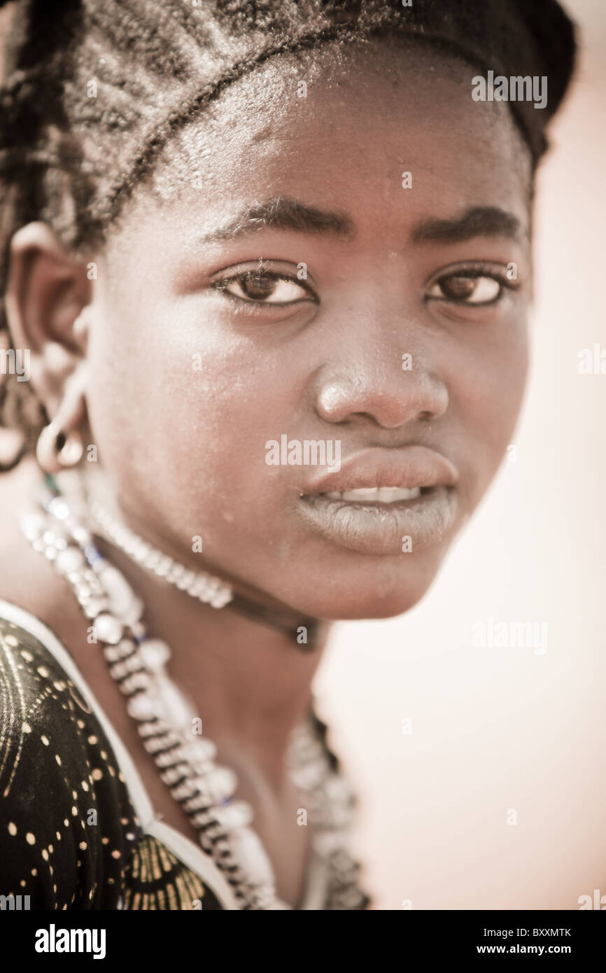 Porträt einer jungen Frau der Fulani in der Stadt Djibo im nördlichen Burkina Faso, Westafrika. Stockfoto