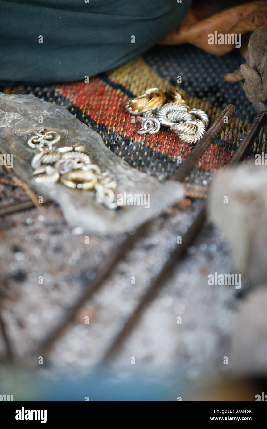 Ein Schmied im Dorf Bourro im Norden Burkina Faso macht gold und Silber Ohrringe. Stockfoto