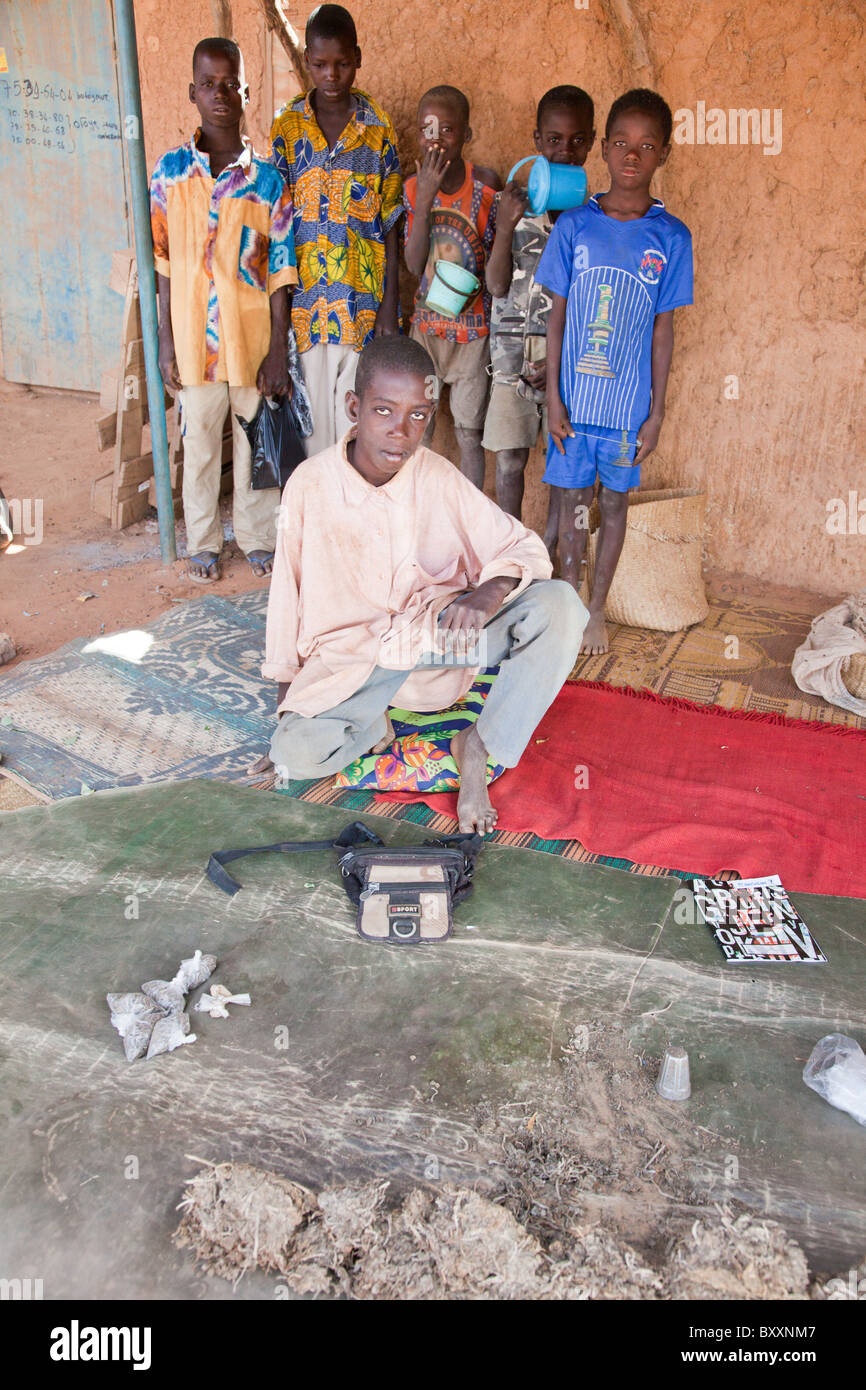 In der Stadt Djibo im nördlichen Burkina Faso vertreibt ein Junge Tabak auf dem Markt. Stockfoto