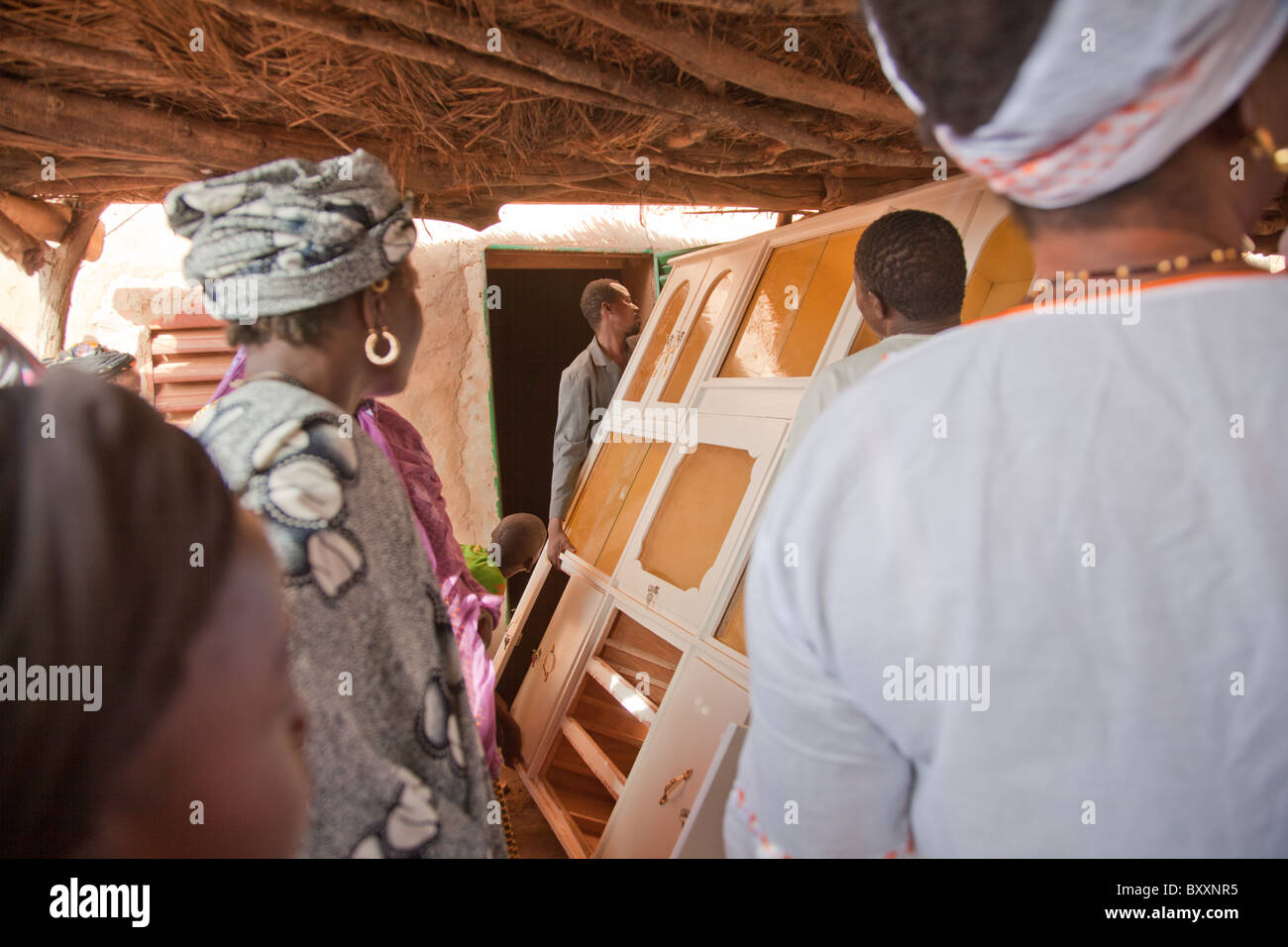 In Burkina Faso legen Sie ein Fulani Hochzeit getroffen hat. Am Tag der 'Bantule' bewegen Freunde/Familie Möbel in ihr neues Heim. Stockfoto