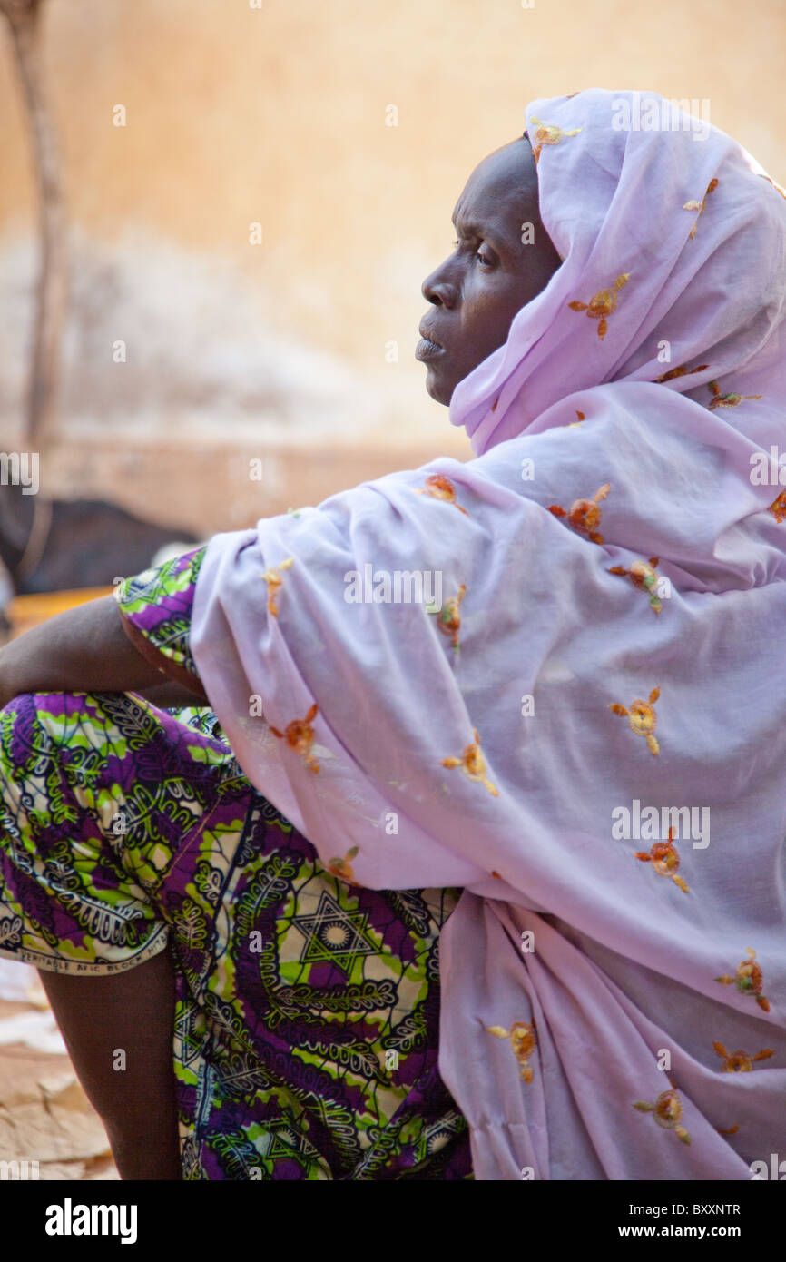 Eine Frau besucht eine Fulani "Bantule" in der Stadt Djibo im nördlichen Burkina Faso, wechselt die Braut ins Haus des Bräutigams. Stockfoto