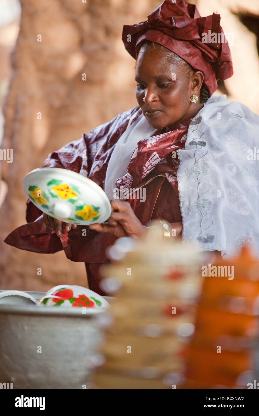 Eine Frau besucht eine Fulani "Bantule" in der Stadt Djibo im nördlichen Burkina Faso, wechselt die Braut ins Haus des Bräutigams. Stockfoto