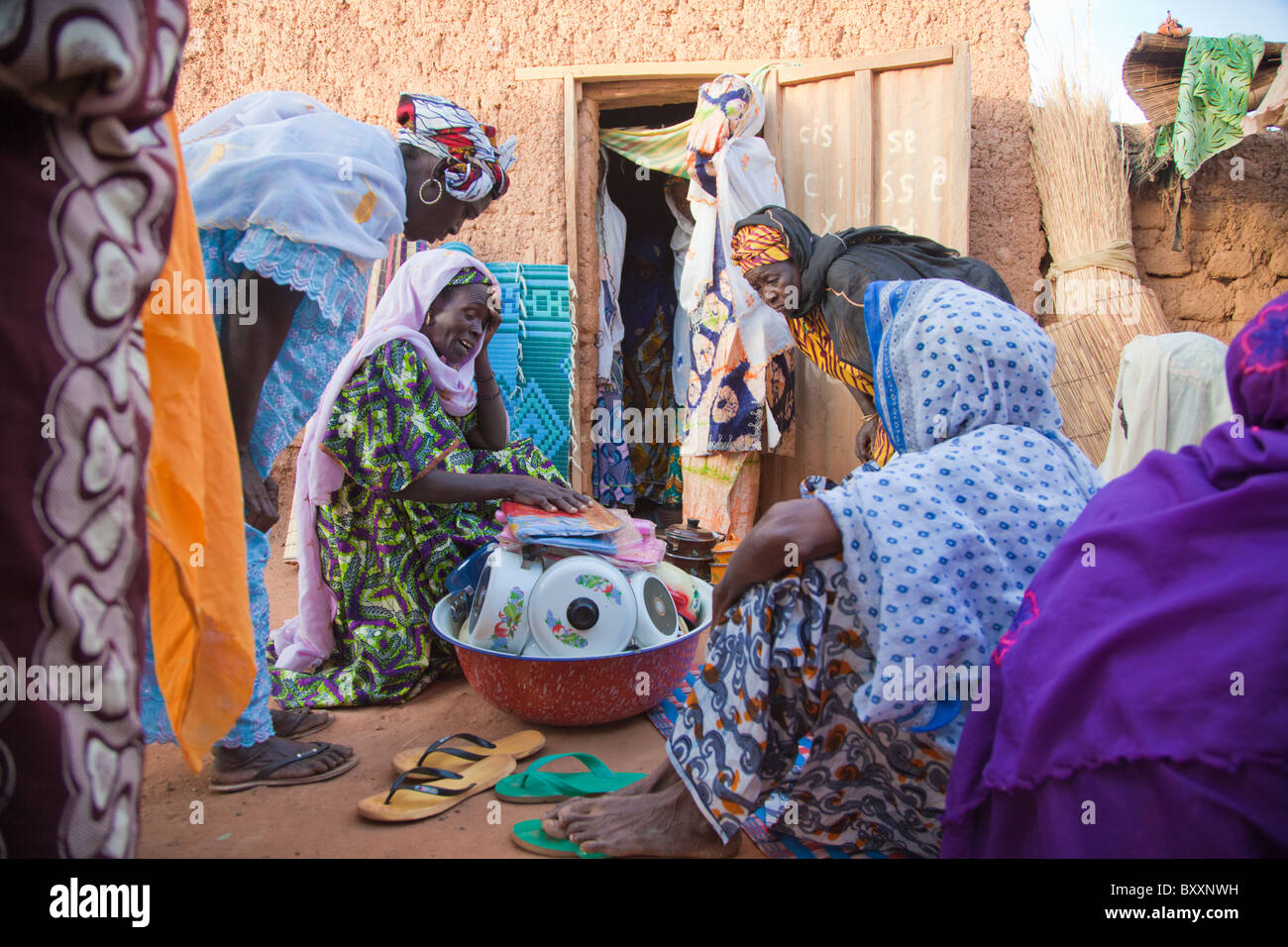 Frauen besuchen eine Fulani "Bantule" in der Stadt Djibo im nördlichen Burkina Faso, wechselt die Braut ins Haus des Bräutigams. Stockfoto