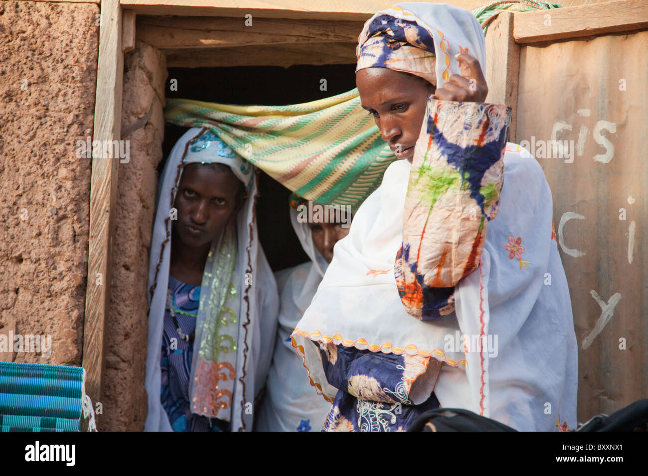 Frauen besuchen eine Fulani "Bantule" in der Stadt Djibo im nördlichen Burkina Faso, wechselt die Braut ins Haus des Bräutigams. Stockfoto