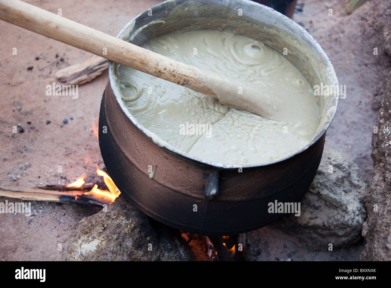 In der Stadt Djibo in nördlichen Burkina Faso Polenta - Hirse-Mehl in Wasser gekocht - Köche auf dem offenen Feuer. Stockfoto