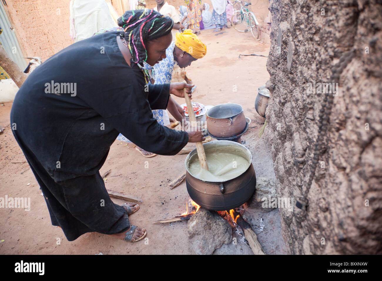 In der Stadt Djibo in nördlichen Burkina Faso Polenta - Hirse-Mehl in Wasser gekocht - Köche auf dem offenen Feuer. Stockfoto