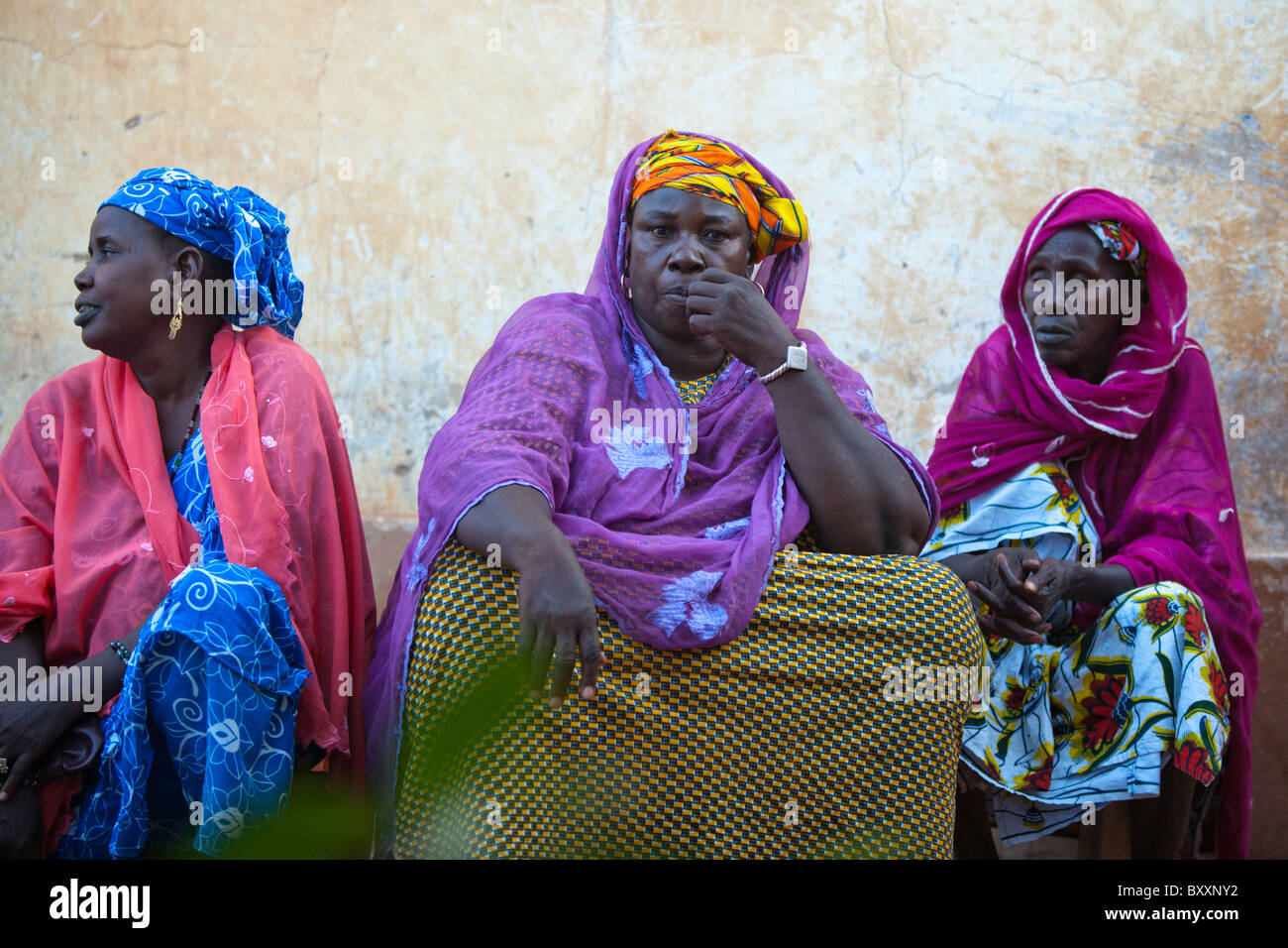 Fulani Frauen besuchen eine 'Bantule' im nördlichen Burkina Faso, wechselt die Braut ins Haus des Bräutigams. Stockfoto