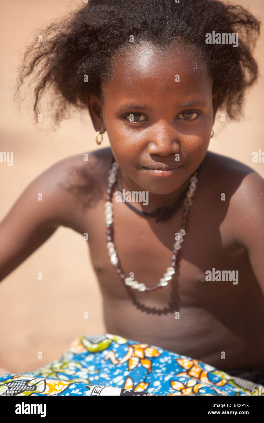 Fulani-Mädchen in der Stadt Djibo im nördlichen Burkina Faso. Stockfoto