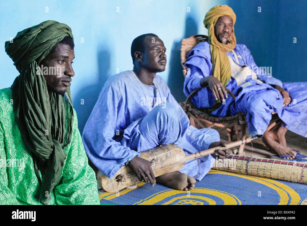 Im nördlichen Burkina Faso eine Gruppe von Griots fordere eine Fulani Familie Familiengeschichten durch Poesie, Gesang und Musik zu rezitieren. Stockfoto