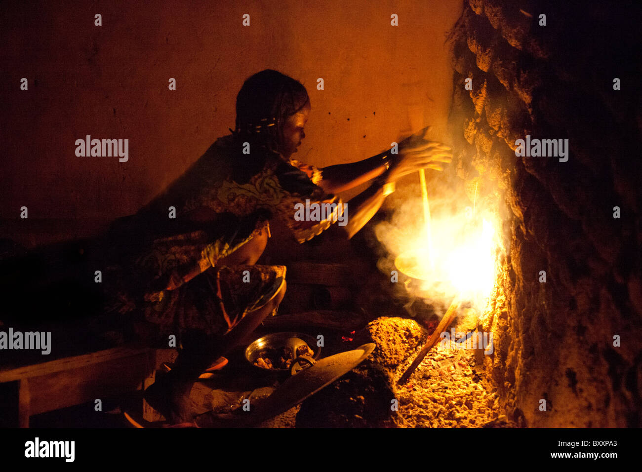Eine Frau in Djibo, Burkina Faso rollt eine Spachtel zwischen ihre Hände, Hirse "Pot", ähnlich wie die italienische Polenta zu kochen. Stockfoto