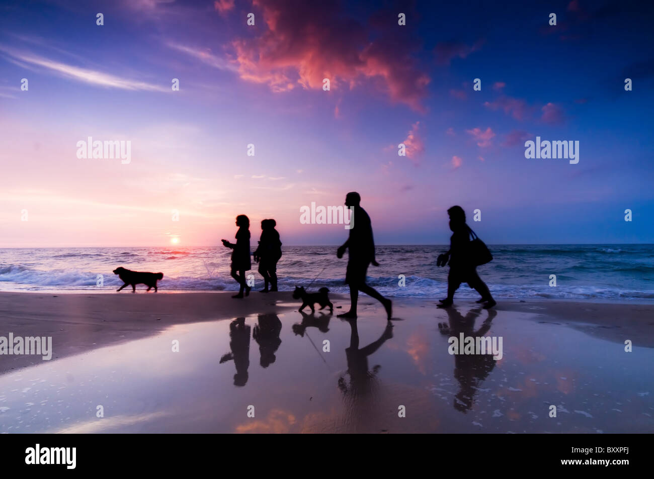 Familienwanderung am Strand bei Sonnenuntergang - Cgi Menschen Stockfoto