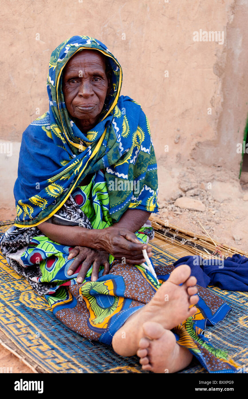 Fulani-Seniorin in Djibo im nördlichen Burkina Faso. Stockfoto