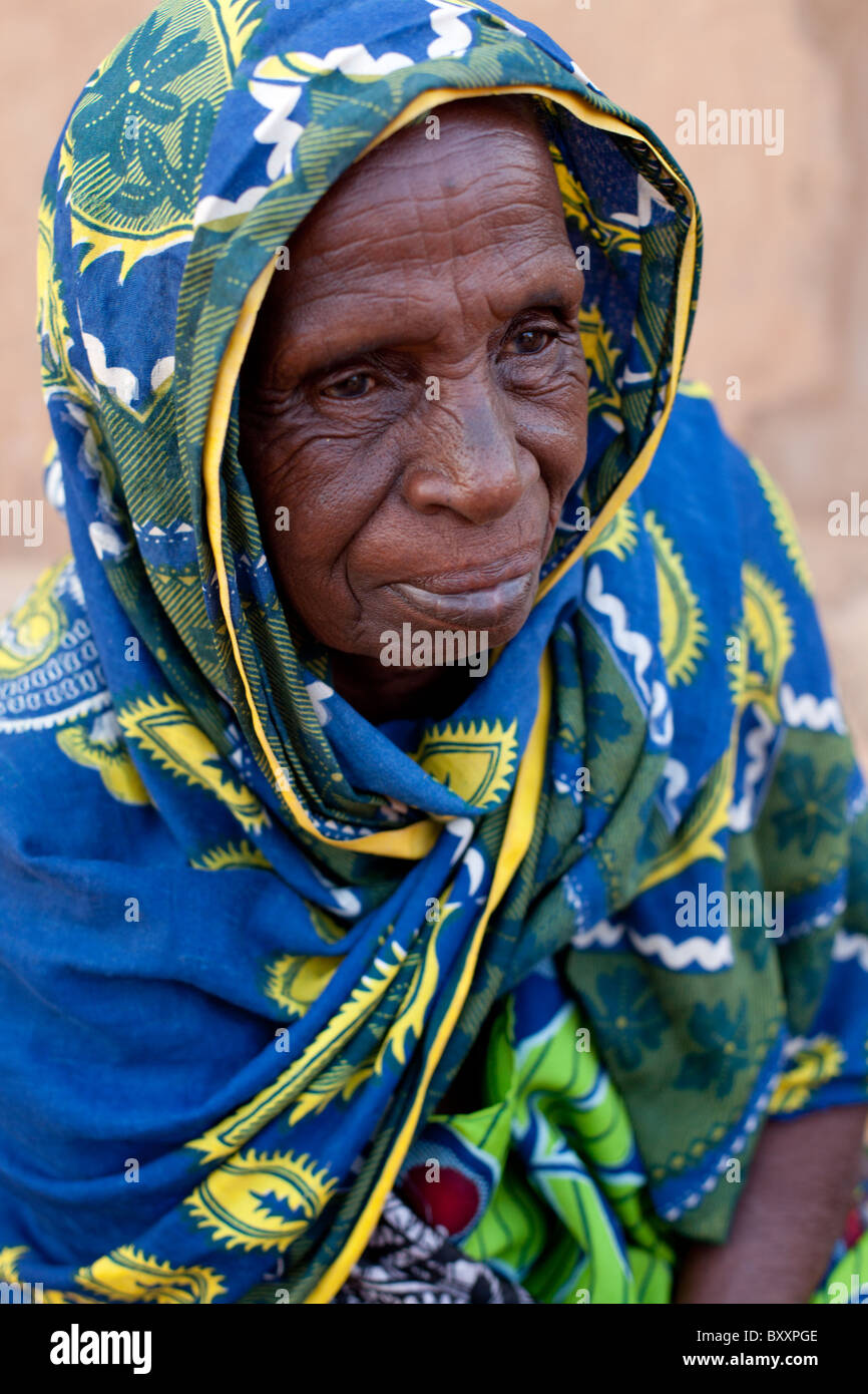 Fulani-Seniorin in Djibo im nördlichen Burkina Faso. Stockfoto