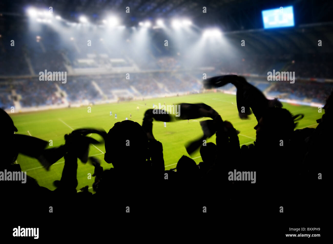 Silhouetten von Fans feiern ein Ziel auf Fußball / Fußball Spiel Stockfoto