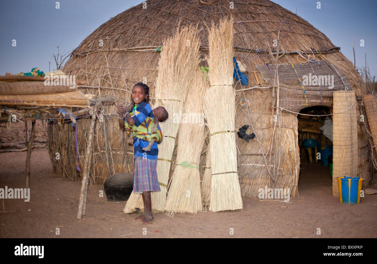 In den abgelegenen Fulani Dorf von Pete Goonga im nördlichen Burkina Faso, dient ein Haus aus Stroh als Unterschlupf während der regnerischen Jahreszeit. Stockfoto