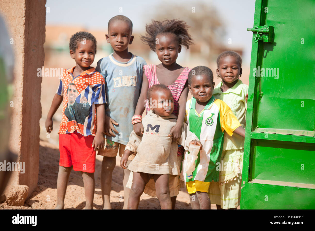 Fulani-Kinder in der Stadt Djibo im nördlichen Burkina Faso. Ein Mädchen Sport ein Barack Obama T-shirt. Stockfoto