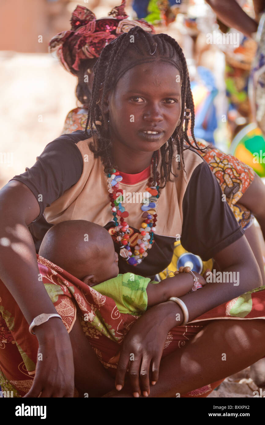 Fulbe-Frau und Kind in der Stadt Djibo im nördlichen Burkina Faso. Stockfoto
