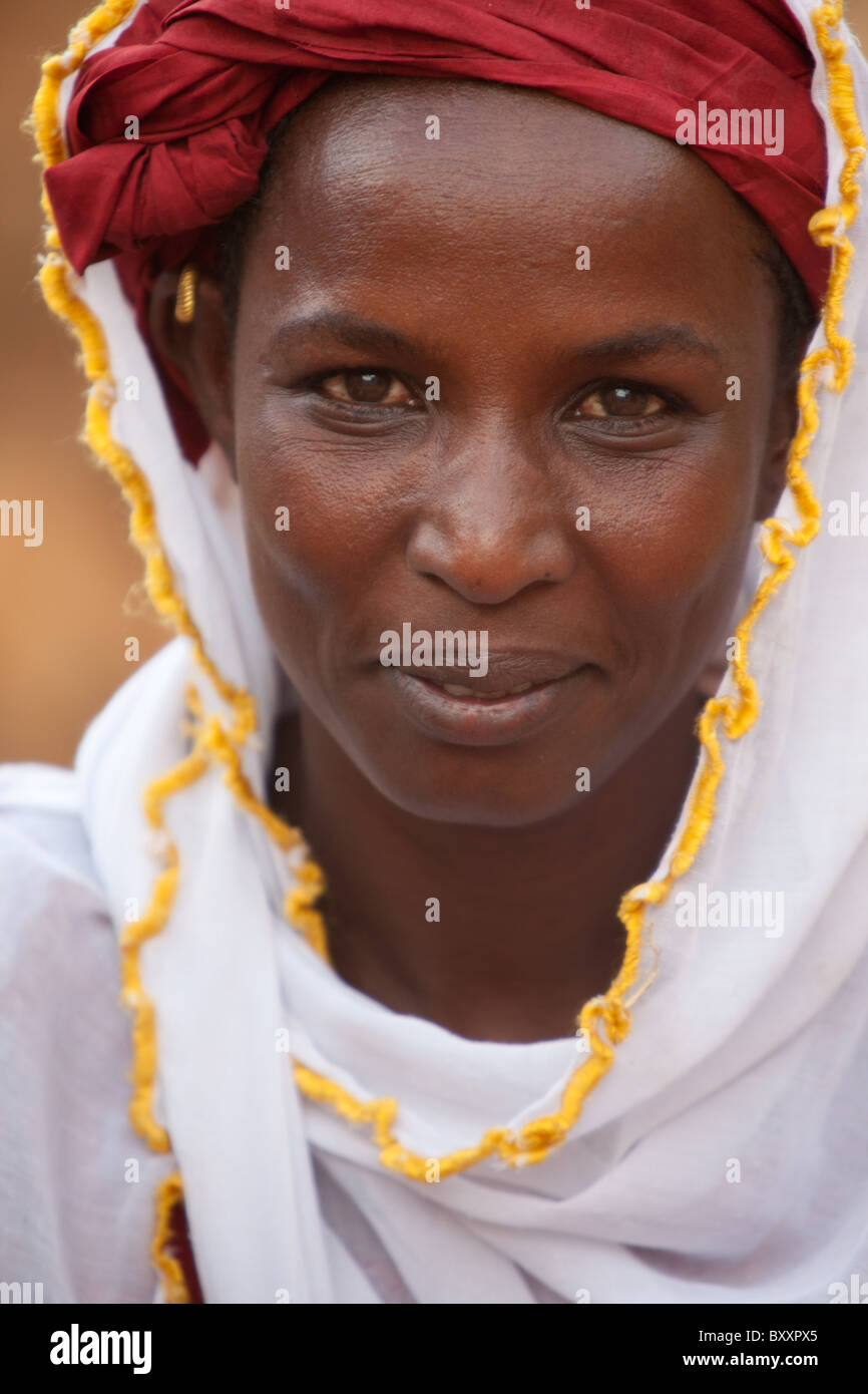 Fulbe-Frau in der Stadt Djibo im nördlichen Burkina Faso. Stockfoto