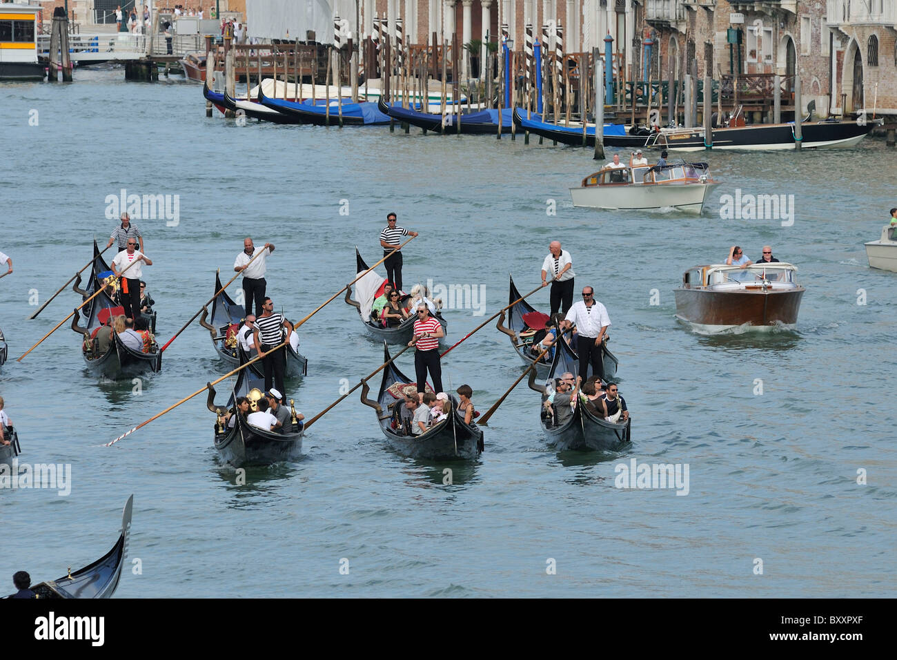 Venedig. Italien. Gruppen von Touristen in Gondeln auf dem Canale Grande. Stockfoto
