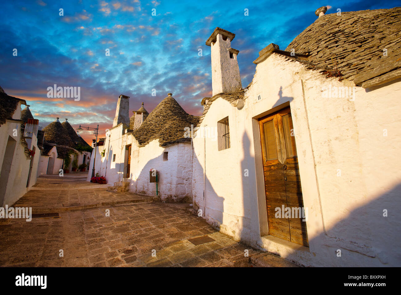 Trulli von Alberobello, Apulien, Italien beherbergt. Stockfoto