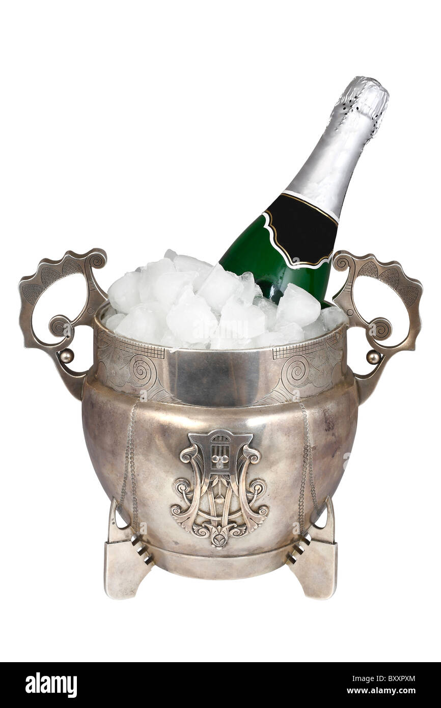 Silberne Eimer mit Eis und eine Flasche Champagner auf einem weißen Hintergrund isoliert Stockfoto