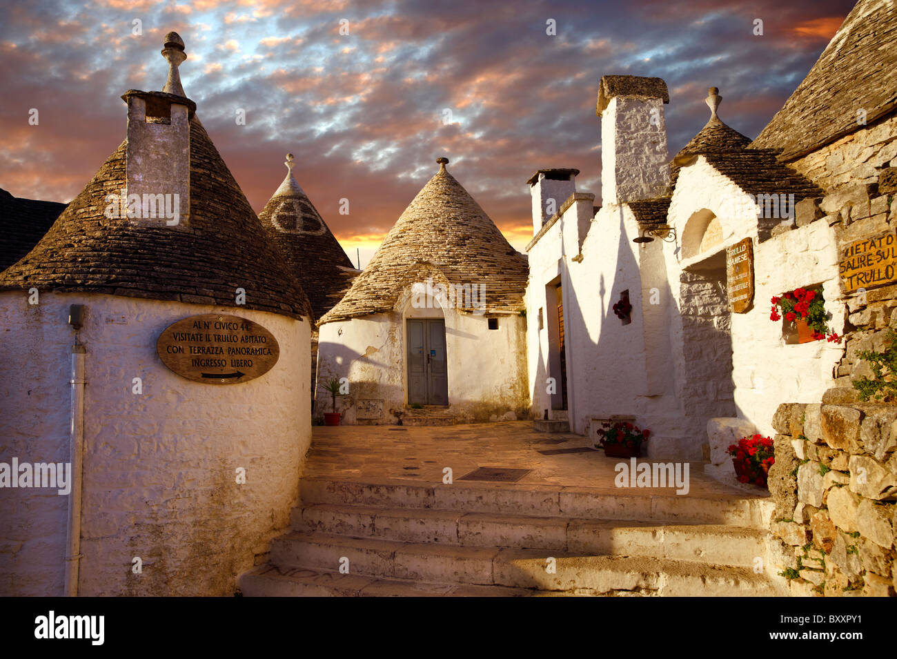 Trulli von Alberobello, Apulien, Italien beherbergt. Stockfoto