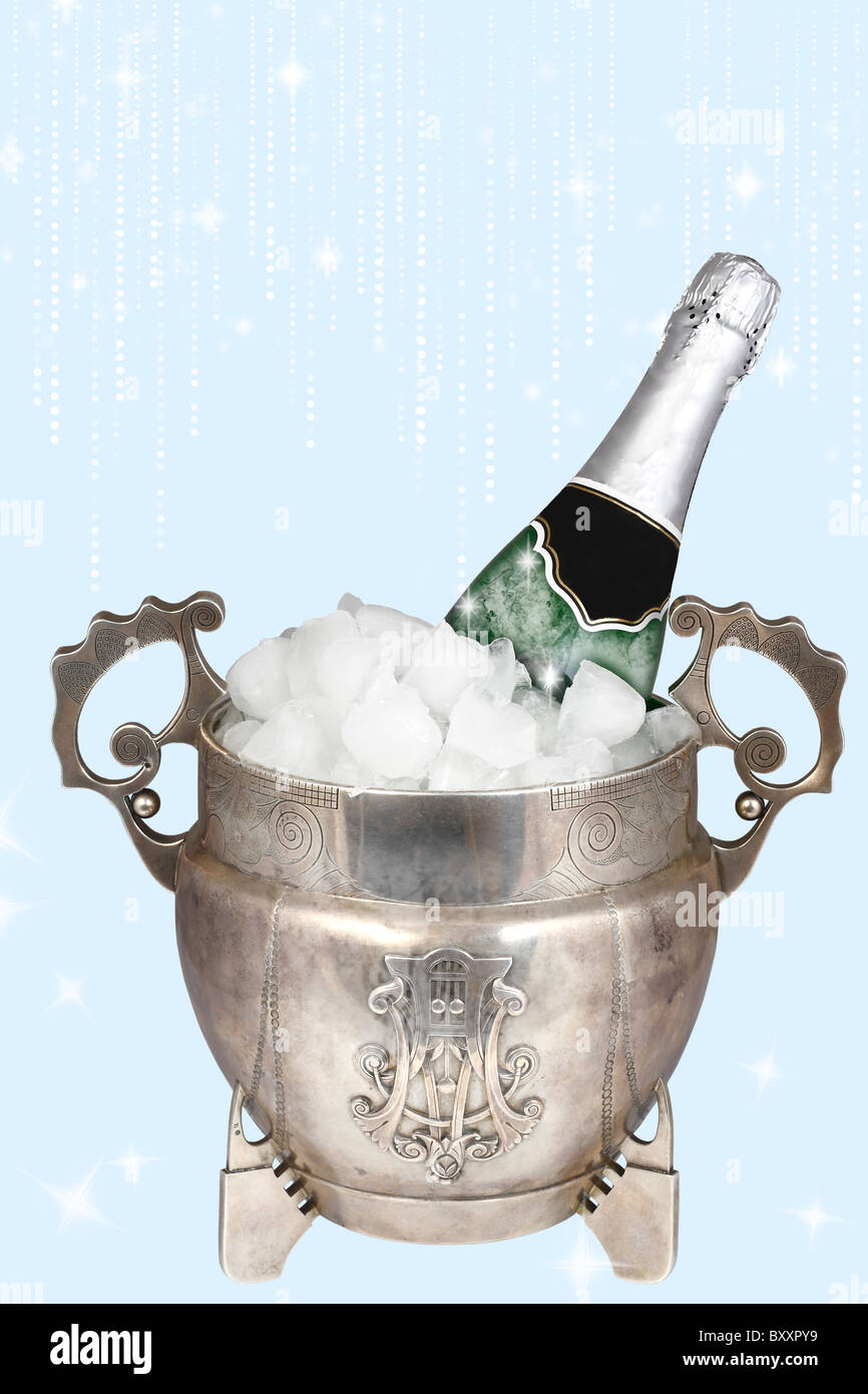 Silberne Eimer mit Eis und eine Flasche Champagner auf blauem Hintergrund Stockfoto