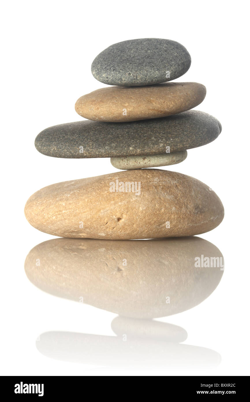 Gestapelten Steinen isoliert auf weiss Stockfoto