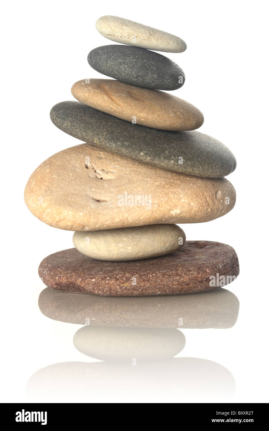 Gestapelten Steinen isoliert auf weiss Stockfoto