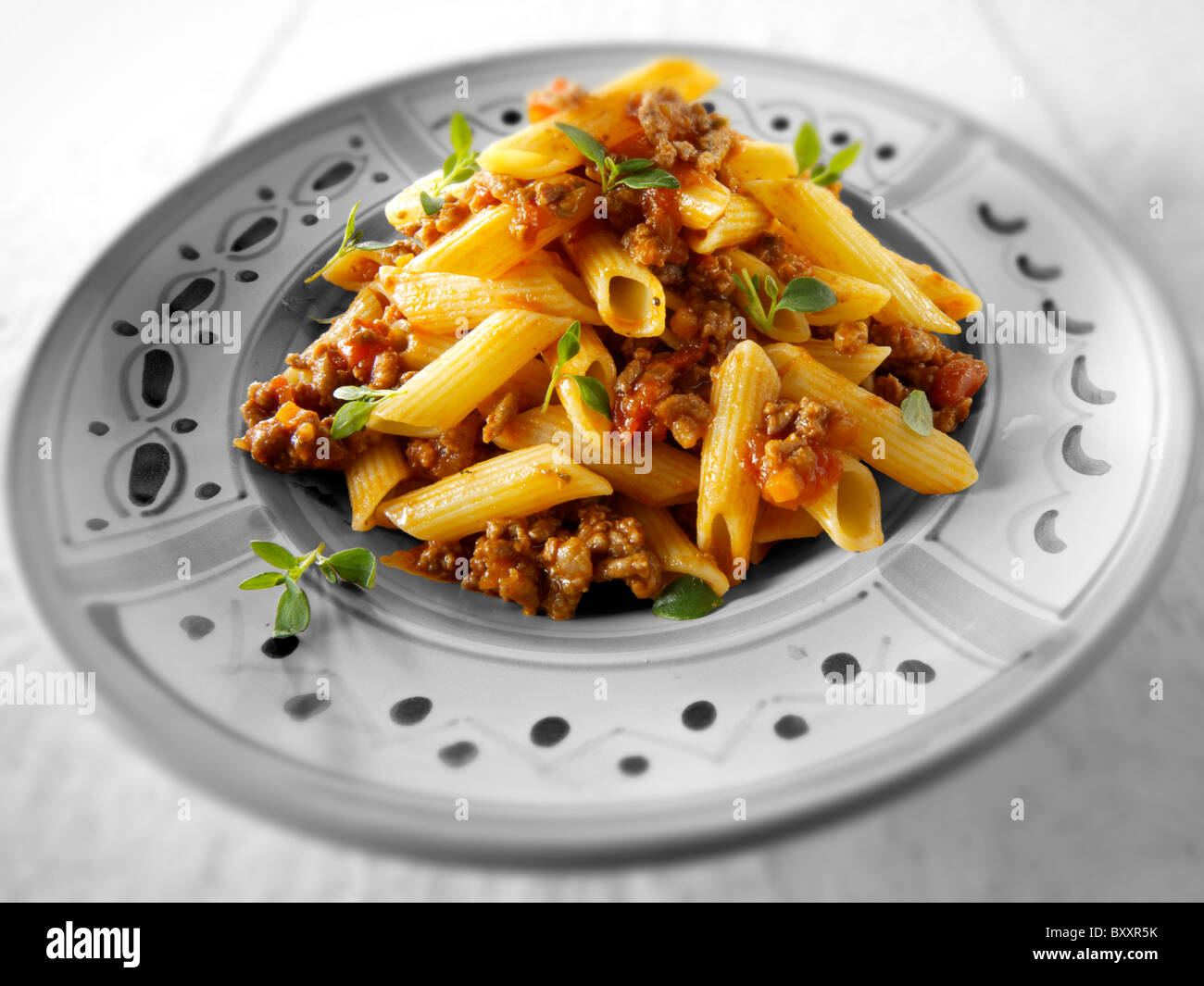 Frisch gekocht sichern und Bolognese Ragout auf Teller serviert in einer Tabelle einstellen. Serviervorschlag Stockfoto