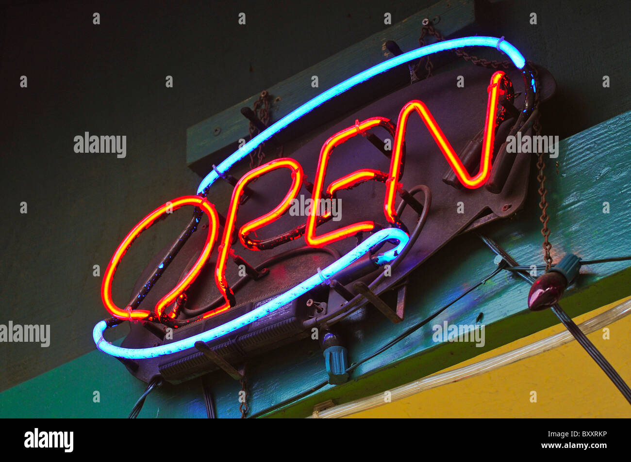 Neonschild "geöffnet" Stockfoto