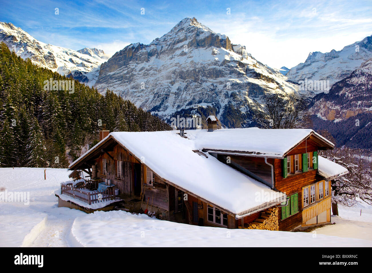 Berg-Chalet im Winter mit Blick auf die Jungfrau. Grindelwald, Schweizer Alpen Stockfoto