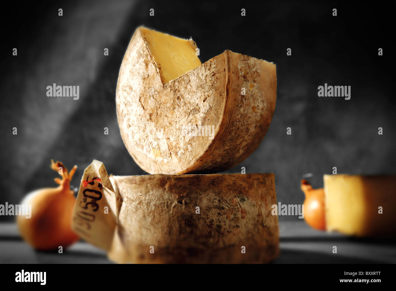 Ganze cut Tuch gebunden Runde truckle des Englischen Farmhaus Cheddar Käse in einer Einstellung Stockfoto