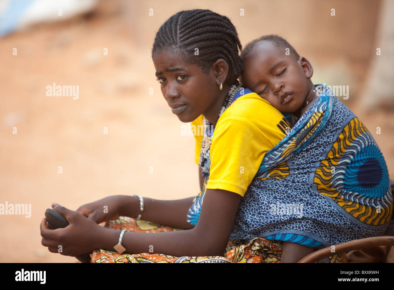 Fulani-Mädchen und Kind in Djibo im nördlichen Burkina Faso. Stockfoto