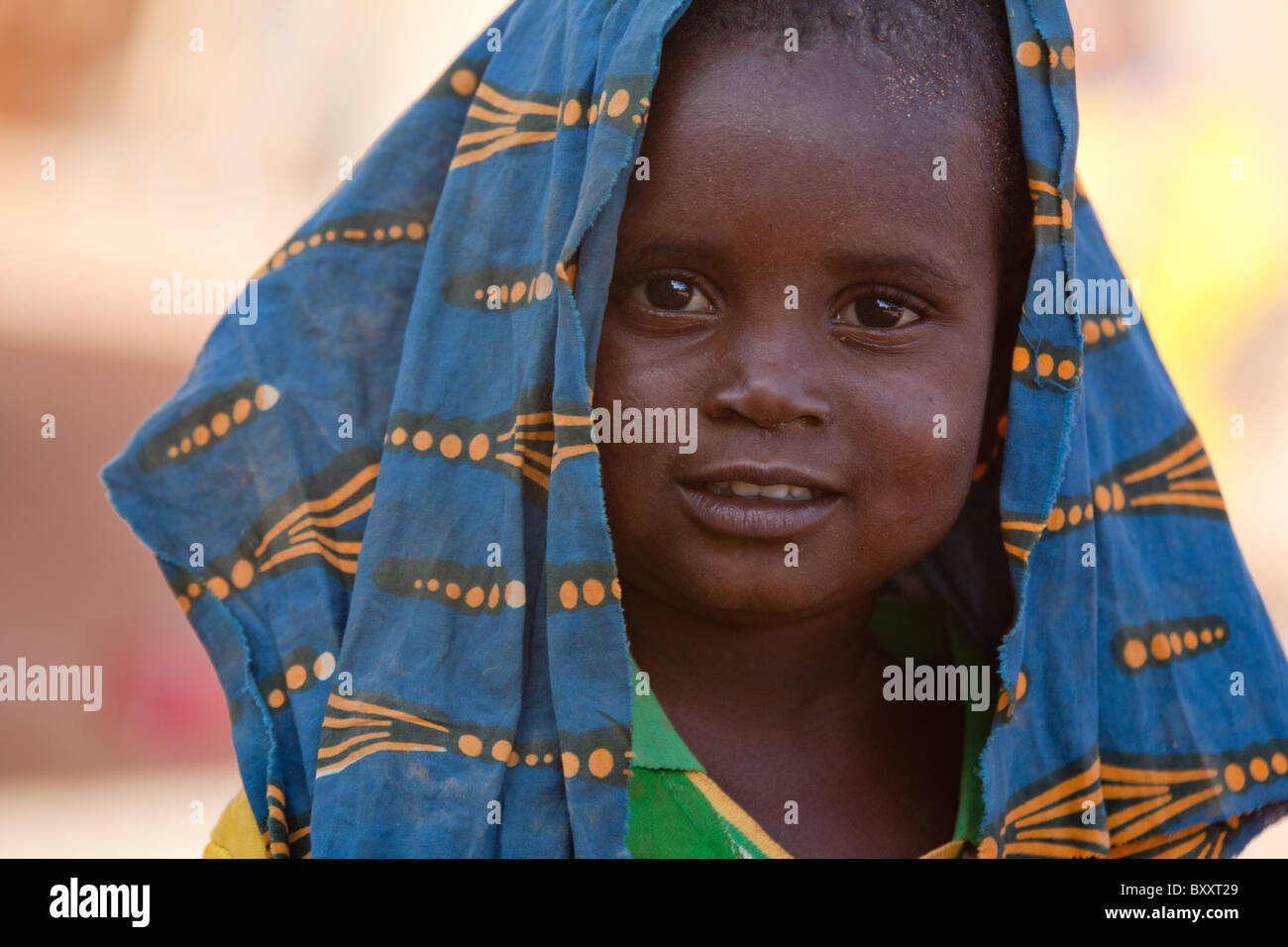 Fulani-Mädchen in der Stadt Djibo im nördlichen Burkina Faso. Stockfoto