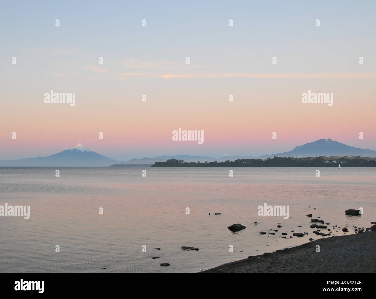 Puerto Varas Küste Blick auf See Llanquihue rosa Gewässer und einer roten Abendhimmel über Osorno und Calbuco Vulkane, Chile Stockfoto
