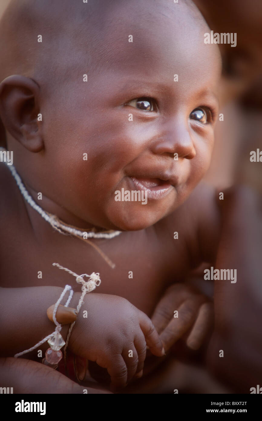 Fulani-Baby-Mädchen in der Stadt Djibo im nördlichen Burkina Faso. Stockfoto
