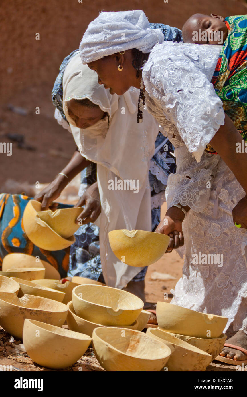 Zwei Fulani Frauen inspizieren die Kalebassen zum Verkauf in der Wochenmarkt von Djibo im nördlichen Burkina Faso. Stockfoto