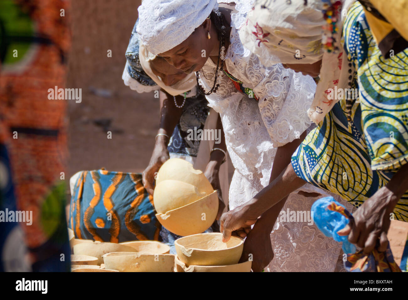 Zwei Fulani Frauen inspizieren die Kalebassen zum Verkauf in der Wochenmarkt von Djibo im nördlichen Burkina Faso. Stockfoto