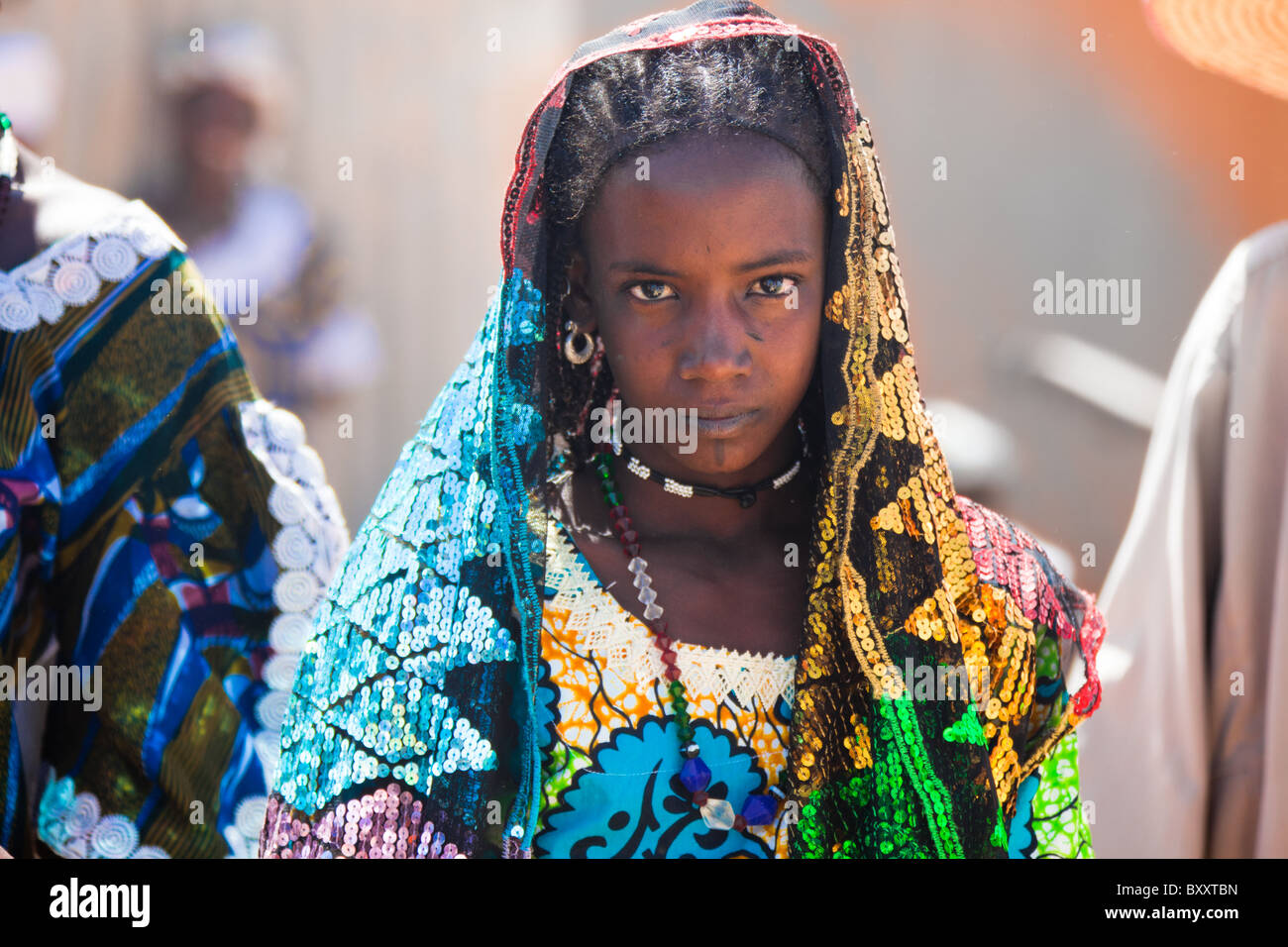 Gekleidet in ihren schönsten Kleidern, durchsucht Dicko Hadjiratou Alter von 14 Jahren die Fulani-Wochenmarkt in der Stadt Djibo, Burkina Faso. Stockfoto