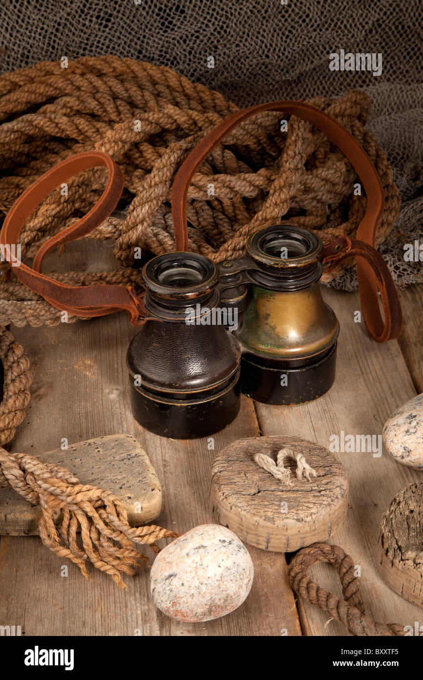 Antikes Fernglas auf altem Holz Stockfoto