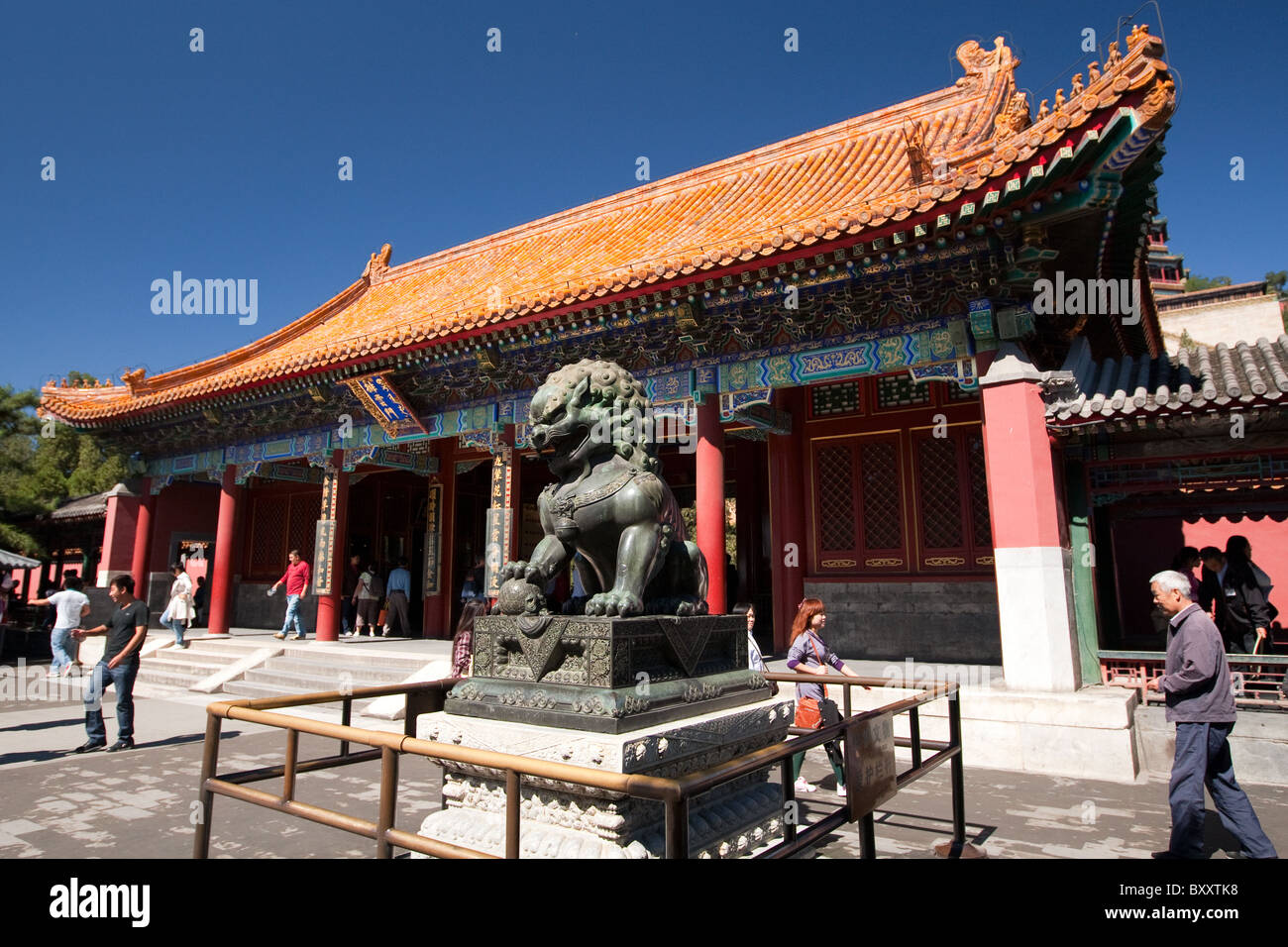 Bronze Löwe mit Pfote auf Globus der Welt Was macht Yiheyuan = Garten erholsame Ruhe = Sommerpalast, Peking, China Stockfoto