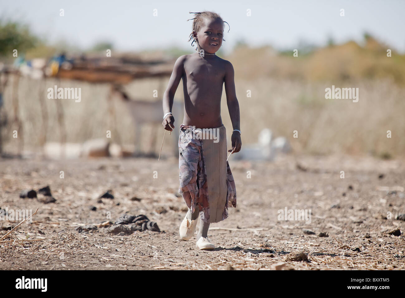 Fulani-Mädchen in der saisonalen Dorf Bantagiri im Norden Burkina Faso.  Die Fulbe sind traditionell nomadischen Hirten. Stockfoto