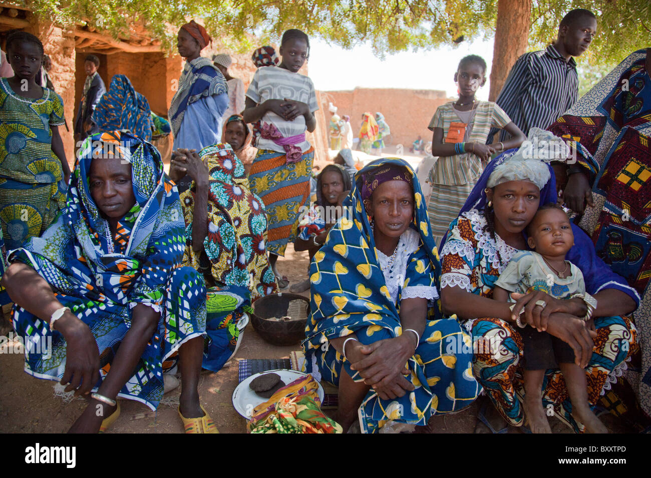 Fulani-Frauen auf dem Dorfmarkt von Bourro im nördlichen Burkina Faso. Stockfoto