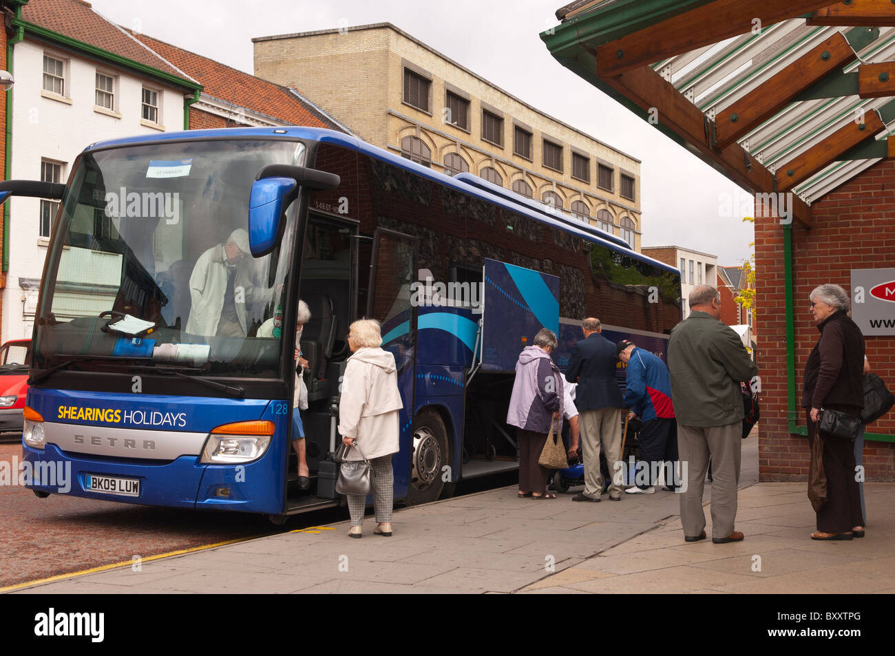 Menschen, die einsteigen in eines Bus an einer Bushaltestelle in Norwich, Norfolk, England, Großbritannien, Uk Stockfoto