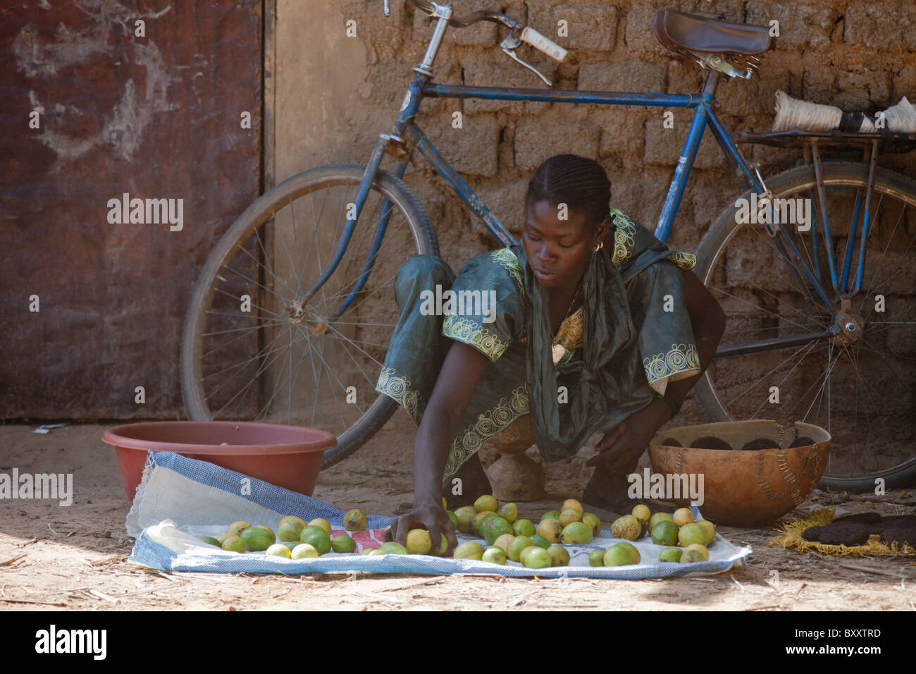 Eine weitere Frau verkauft Guaven auf dem Dorfmarkt von Bourro im nördlichen Burkina Faso. Stockfoto